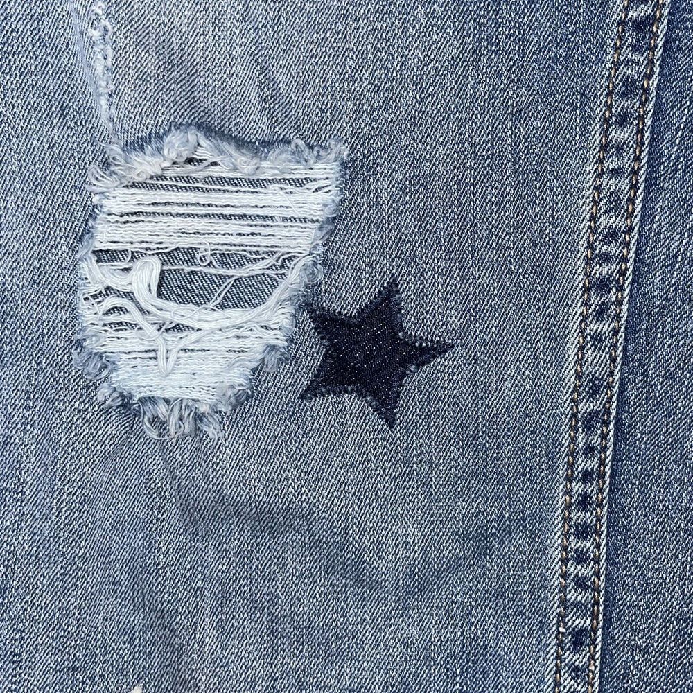 Anthropologie Level 99 Size 26 Star Embroidered Distressed Jeans - Picture 5 of 7